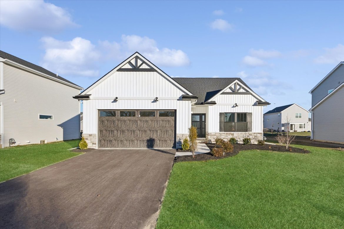  721 W Ironwood Dr, Rossford, OH 43460